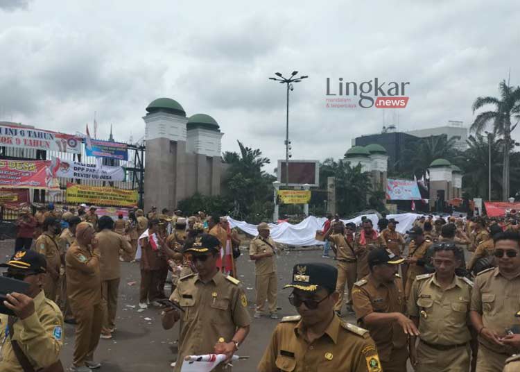 Demo di DPR Ratusan Kepala Desa Minta Masa Jabatan Ditambah