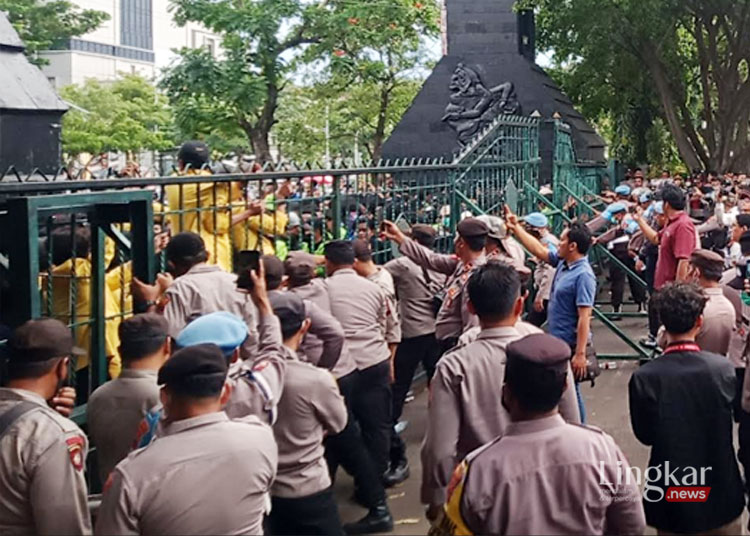 Ribuan massa aksi tolak pengesahan Perppu Ciptaker berlangsung ricuh hingga merobohkan Gerbang Kantor DPRD Jawa Tengah Selasa