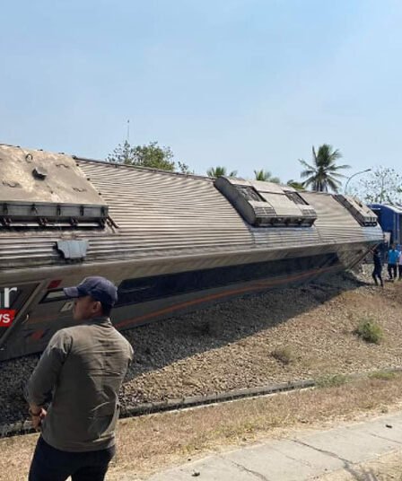 Kereta Api Argo Semeru Kecelakaan di Kulon Progo, Gerbong Anjlok hingga Terguling dari Lintasan 7 Kereta Api Argo Semeru Kecelakaan di Kulon Progo