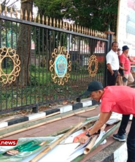 Baliho Caleg-Capres di Pagar Alun-Alun hingga Kantor Dinas di Bangkalan Dicopot 6 Baliho Caleg Capres di Pagar Alun Alun hingga Kantor Dinas di Bangkalan Dicopot