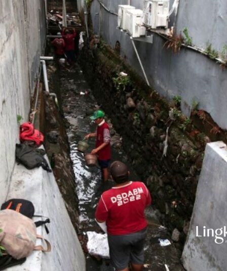 Bangunan Tutupi Saluran Air Jadi Penyebab Banjir di Dukuh Kupang Surabaya
