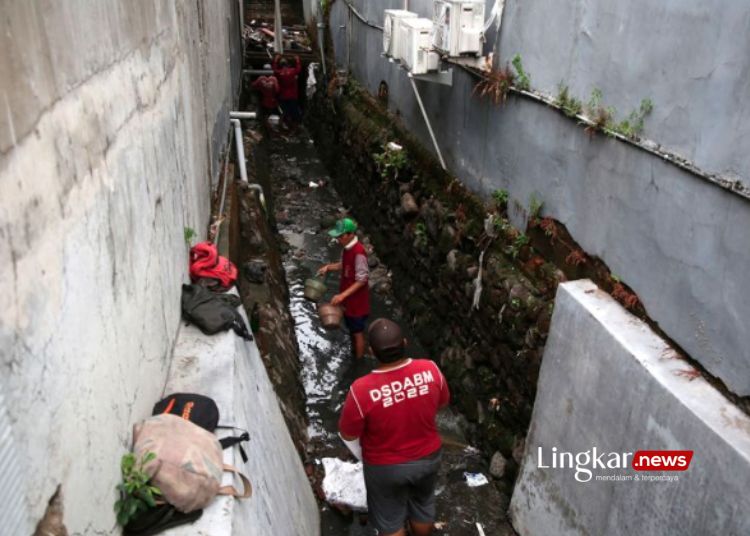 Bangunan Tutupi Saluran Air Jadi Penyebab Banjir di Dukuh Kupang Surabaya
