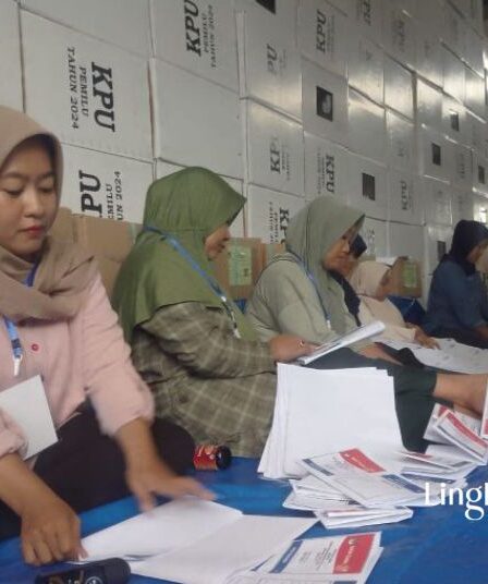 Difabel Dilibatkan dalam Pelipatan Surat Suara Pemilu 2024 di Situbondo