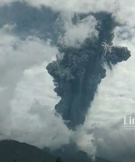 Erupsi Lagi Gunung Marapi Lontarkan Batu Api Disertai Dentuman Keras