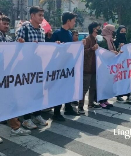 Junjung Demokrasi, Forum Mahasiswa Jawa Timur Tolak Kampanye Hitam 1 Junjung Demokrasi Forum Mahasiswa Jawa Timur Tolak Kampanye Hitam