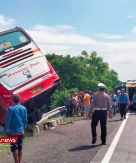 Kecelakaan Bus Harapan Jaya di Tol Mojokerto Surabaya 3 Orang Luka Luka
