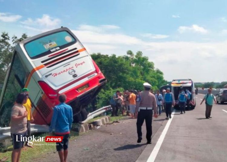 Kecelakaan Bus Harapan Jaya di Tol Mojokerto Surabaya 3 Orang Luka Luka