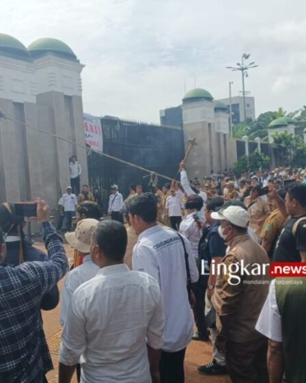 Demo Kades di Senayan Bubar usai Dijanjikan akan Ditemui Pimpinan DPR 4 WhatsApp Image 2024 01 31 at 16.12.37 1 768x576 1