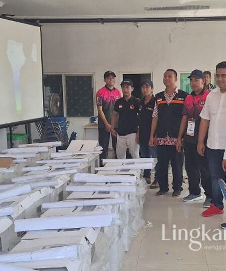Banyak Kejanggalan, Bawaslu Jember Rekomendasikan Hitung Ulang di 14 Kecamatan 3 Bawaslu dan KPU Jember melakukan monitoring