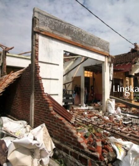 Dampak Angin Kencang di Sidoarjo, 100 Rumah Lebih Rusak dan Seorang Warga Tewas 8 Dampak Angin Kencang di Sidoarjo 100 Rumah Lebih Rusak dan Seorang Warga Tewas