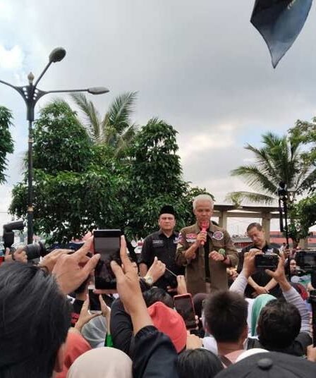 Ganjar Tawarkan KTP Sakti Atasi Keluhan Pengemudi Perahu Ketek di Palembang