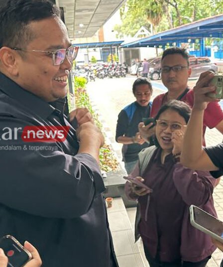 Ketua Bawaslu RI Rahmat Bagja memberikan keterangan di Gedung DKPP
