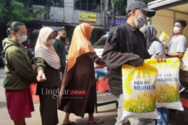 Masyarakat di Kota Surabaya membeli beras di operasi pasar