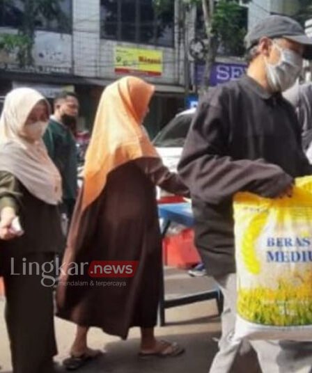 Atasi Harga Beras Melambung, Pemkot Surabaya Siapkan Dua Strategi 2 Masyarakat di Kota Surabaya membeli beras di operasi pasar