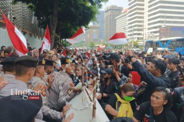 Mendadak Massa Dua Kubu Pro Kontra Kinerja KPU dan BAWASLU Gelar Demo Bersamaan di Depan Kantor Bawaslu Jakarta