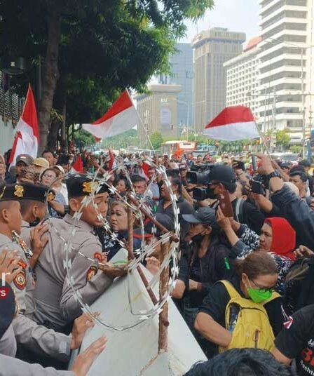 Mendadak Massa Dua Kubu Pro-Kontra Kinerja KPU dan BAWASLU Gelar Demo Bersamaan di Depan Kantor Bawaslu Jakarta 6 Mendadak Massa Dua Kubu Pro Kontra Kinerja KPU dan BAWASLU Gelar Demo Bersamaan di Depan Kantor Bawaslu Jakarta