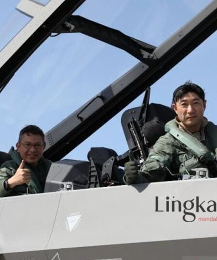 Penerbang TNI Angkatan Udara Letkol Pnb. Ferrel Venom Rigonald kiri dan Park Ji Won dari Korea Aerospace Industries KAI