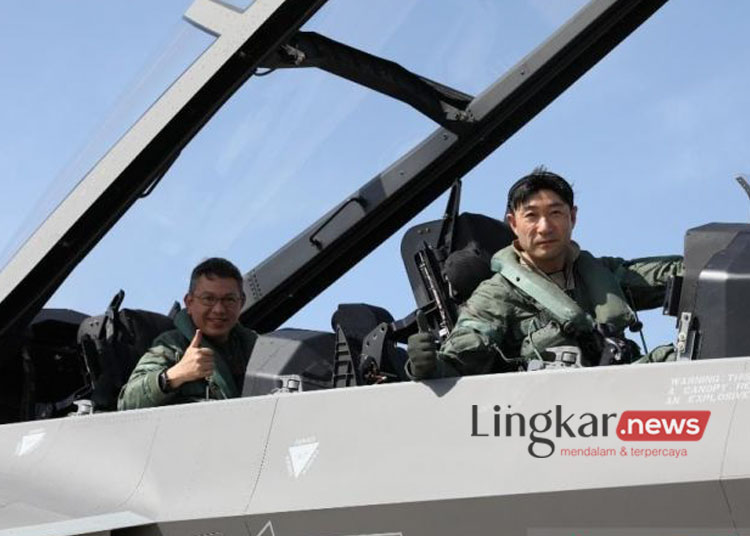 Penerbang TNI Angkatan Udara Letkol Pnb. Ferrel Venom Rigonald kiri dan Park Ji Won dari Korea Aerospace Industries KAI