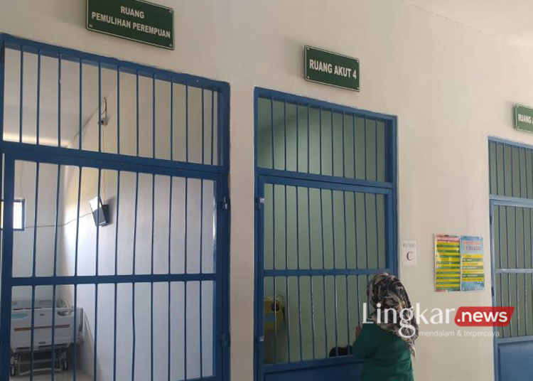 Petugas menutup pintu bangsal pasien jiwa