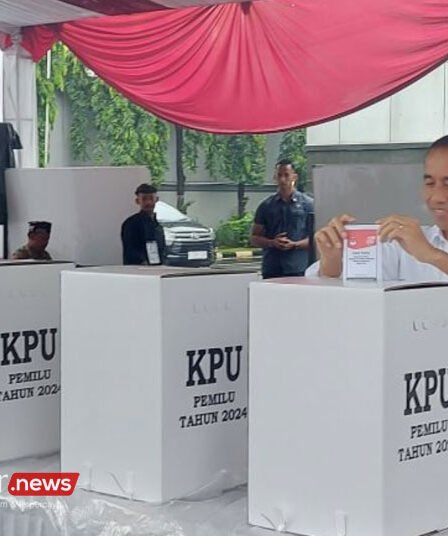 Presiden Joko Widodo dan Iriana memasukan surat suara Pemilu 2024 yang telah dicoblos ke dalam kota suara di TPS 10 Gambir Jakarta Pusat Rabu 14 2 2024. ANTARA Andi Firdaus