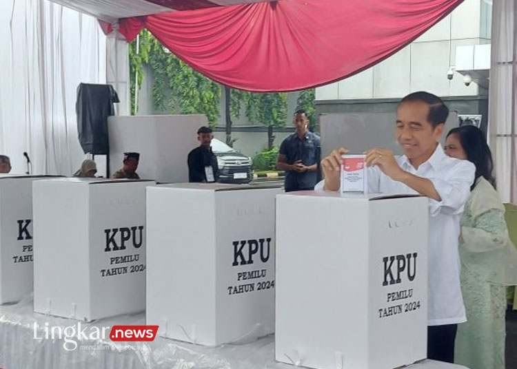 Presiden Joko Widodo dan Iriana memasukan surat suara Pemilu 2024 yang telah dicoblos ke dalam kota suara di TPS 10 Gambir Jakarta Pusat Rabu 14 2 2024. ANTARA Andi Firdaus