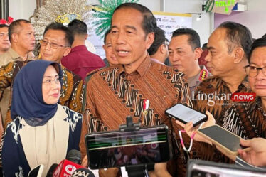Presiden Joko Widodo memberikan keterangan kepada wartawan