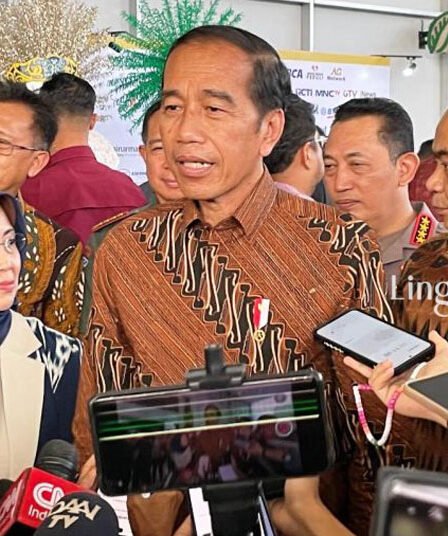 Beredar Isu AHY Akan Dilantik Jadi Menteri, Begini Respon Presiden Jokowi 2 Presiden Joko Widodo memberikan keterangan kepada wartawan