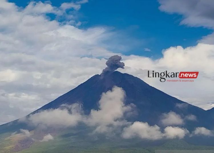 Siaga Erupsi Gunung Semeru Warga Dilarang Aktivitas 13 Km dari Puncak