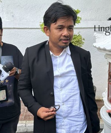Anggota KPU RI Idham Holik memberikan keterangan di Gedung KPU RI