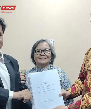 Budi Wijayanto kiri menerima berkas Amicus Curiae dari perwakilan Aliansi Akademisi dan Masyarakat Sipil