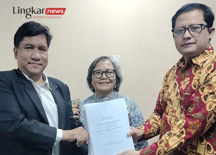 Budi Wijayanto kiri menerima berkas Amicus Curiae dari perwakilan Aliansi Akademisi dan Masyarakat Sipil
