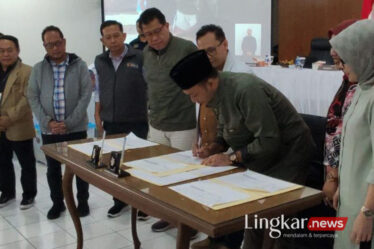 Ketua KPU Jateng Handi Tri Ujiono menandatangani hasil rekapitulasi
