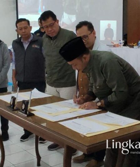 Ketua KPU Jateng Handi Tri Ujiono menandatangani hasil rekapitulasi