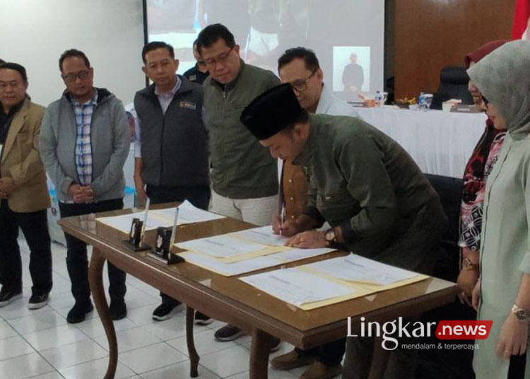 Ketua KPU Jateng Handi Tri Ujiono menandatangani hasil rekapitulasi