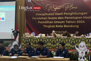 Komisi Pemilihan Umum KPU Kota Bandung saat menggelar rapat pleno terbuka rekapitulasi hasil