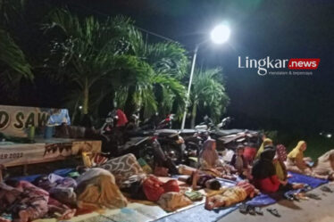 Masyarakat korban gempa di Pulau Bawean Gresik Jawa Timur