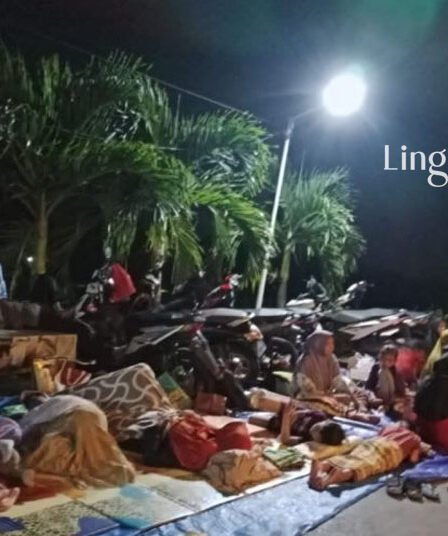 Masih Tidur di Pengungsian, Begini Kondisi Warga Korban Gempa Bawean 4 Masyarakat korban gempa di Pulau Bawean Gresik Jawa Timur