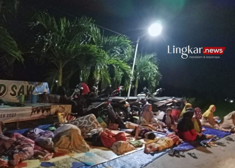 Masyarakat korban gempa di Pulau Bawean Gresik Jawa Timur