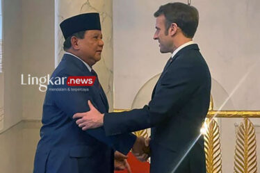 Prabowo Subianto bersalaman dengan Presiden Prancis Emmanuel Macorn