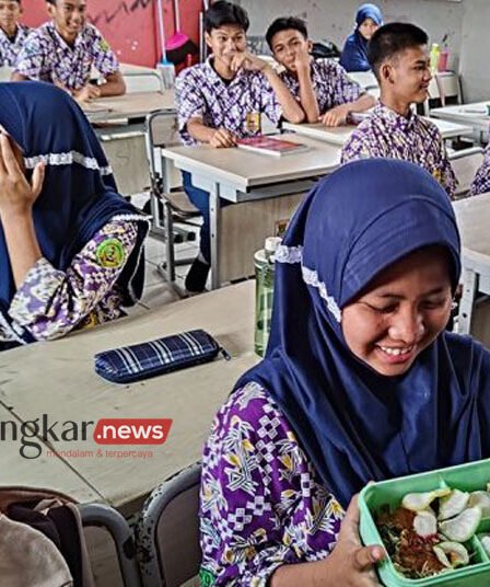 Perhimpunan Guru: Program Makan Siang Gratis Jangan Pakai Dana BOS 1 Seorang siswi menunjukan menu makan