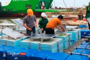 Wah Purwarupa PLTS Apung Laut Pertama di Indonesia Diluncurkan di Gresik