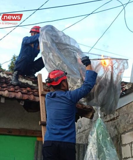 Balon Udara Jatuh Bakar Rumah Warga di Trenggalek 4 balon udara yang jatuh di rumah warga di Desa Ngulanwetan Trenggalek