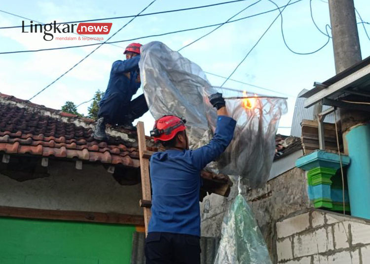 balon udara yang jatuh di rumah warga di Desa Ngulanwetan Trenggalek