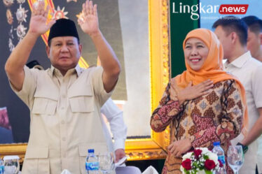Calon Presiden Prabowo Subianto kiri bersama Dewan Pembina Tim Kampanye Nasional TKN Khofifah Indar Parawansa