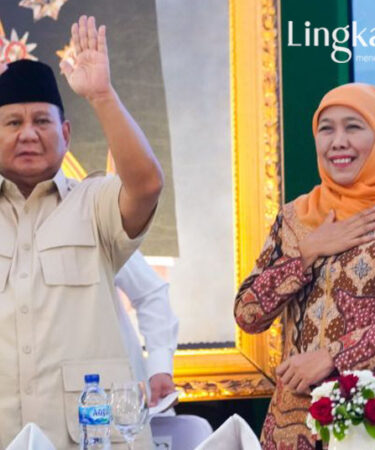 Calon Presiden Prabowo Subianto kiri bersama Dewan Pembina Tim Kampanye Nasional TKN Khofifah Indar Parawansa