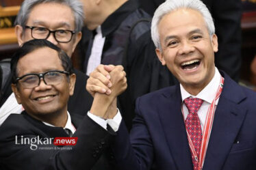 Calon presiden dan calon wakil presiden nomor urut 3 Ganjar Pranowo kanan dan Mahfud MD kiri