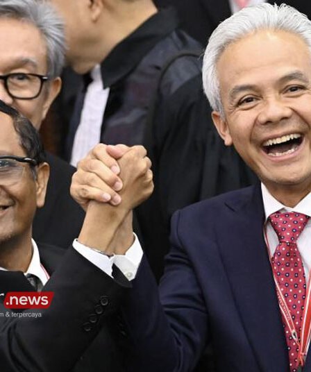 Calon presiden dan calon wakil presiden nomor urut 3 Ganjar Pranowo kanan dan Mahfud MD kiri