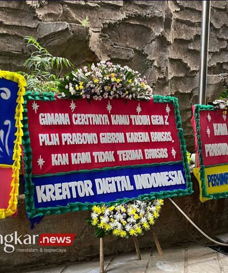 Karangan bunga berjejer di area dekat kantin Gedung II dan III Mahkamah Konstitusi
