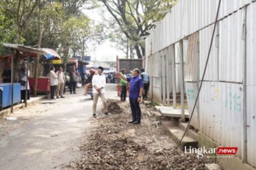 Kios Pasar Relokasi di Kawasan Stadion Brantas Mulai Dibongkar