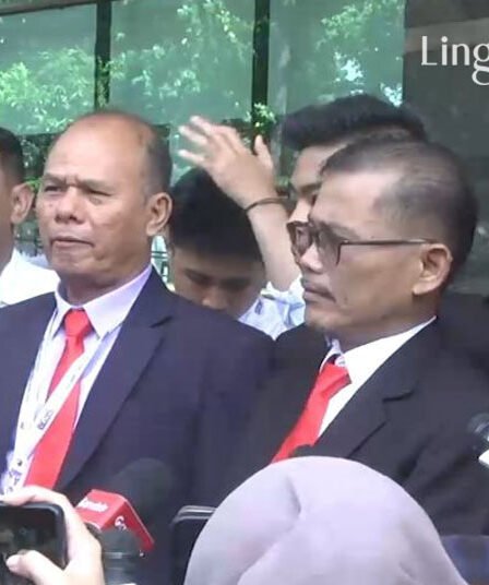 Kuasa Hukum KPU RI Josua Victor kanan saat ditemui di Mahkamah Konstitusi RI